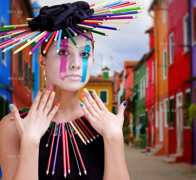 Azərbaycanlı müğənni "karandaşlar" içində və "hindu" kimi at belində - FOTOSESSİYA