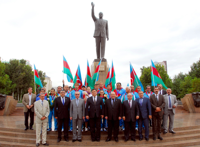 Azərbaycan paralimpiyaçıları ümummilli lider Heydər Əliyevin abidəsini ziyarət ediblər - YENİLƏNİB - FOTO