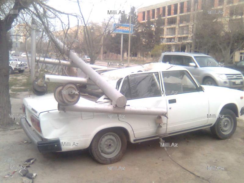 Bakıda işıq dirəyi avtomobilin üstünə düşdü - FOTO