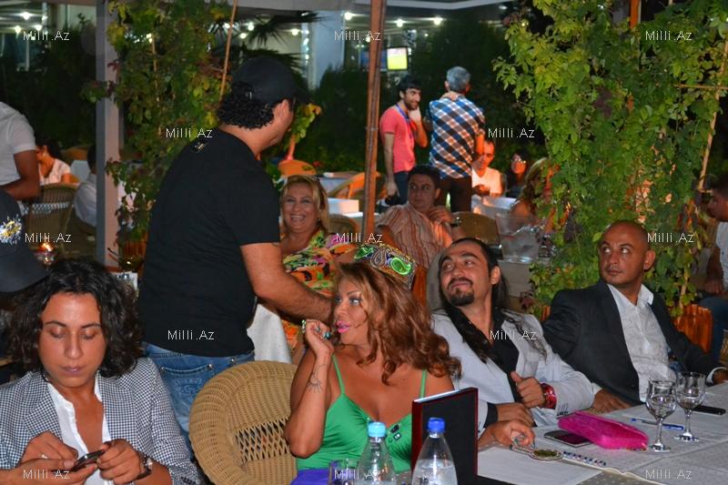 Aygün Kazımova ağlayan qızın başına 18 min manatlıq tac qoydu - FOTOSESSİYA