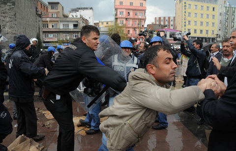 Polis millət vəkilini yerlə sürüdü – FOTO