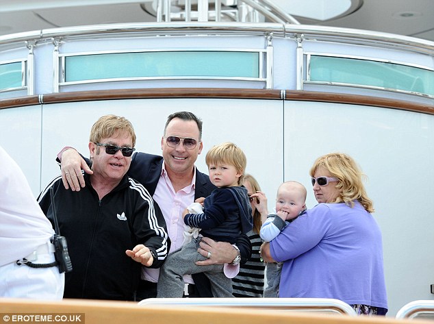 Elton Con əri və uşaqları ilə istirahətdə - FOTO