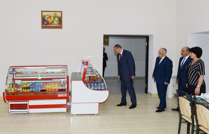 Prezident İlham Əliyev Badamdar qəsəbəsində yeni inşa olunan 329 nömrəli tam orta məktəbin və uşaq bağçasının açılış mərasimlərində iştirak edib - FOTO