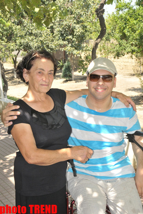 Samuray papağı, meyvəli bağ və ya müğənni Murad Sadıxın rəngarəng yay istirahəti - FOTOSESSİYA