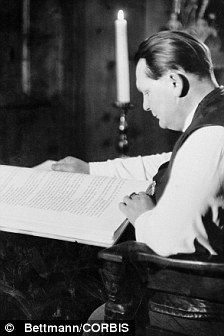 Hitlerin imzalı kitabını kim alacaq? - FOTO