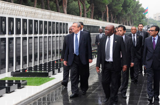 Xarici ölkələrin BMT-dəki nümayəndələri ümummilli lider Heydər Əliyevin məzarını və Şəhidlər xiyabanını ziyarət ediblər - FOTO