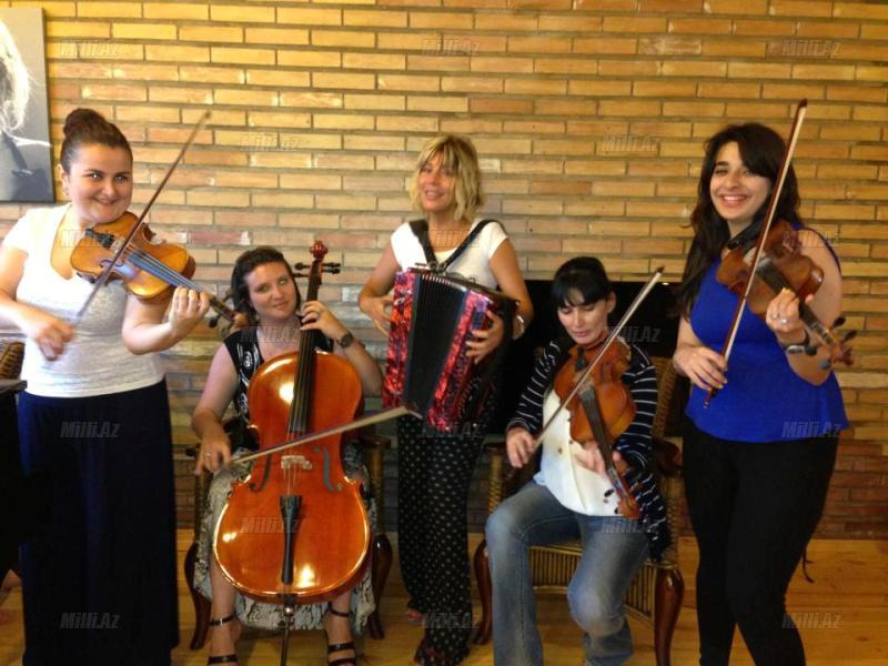 Brilliant Dadaşova akkordeon çaldı - FOTO