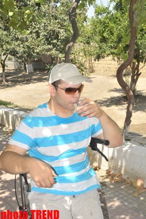 Samuray papağı, meyvəli bağ və ya müğənni Murad Sadıxın rəngarəng yay istirahəti - FOTOSESSİYA