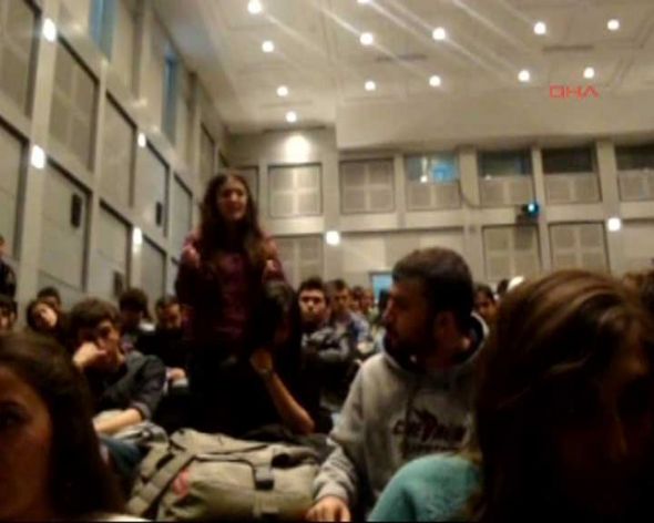 Tələbələr tanınmış iş adamını yumurtaya basdı – VİDEO-FOTO
