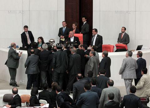 Türk millət vəkilləri yumruqlaşdılar, söyüşdülər - FOTO