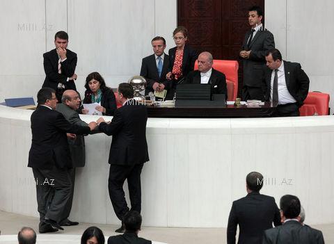 Türk millət vəkilləri yumruqlaşdılar, söyüşdülər - FOTO