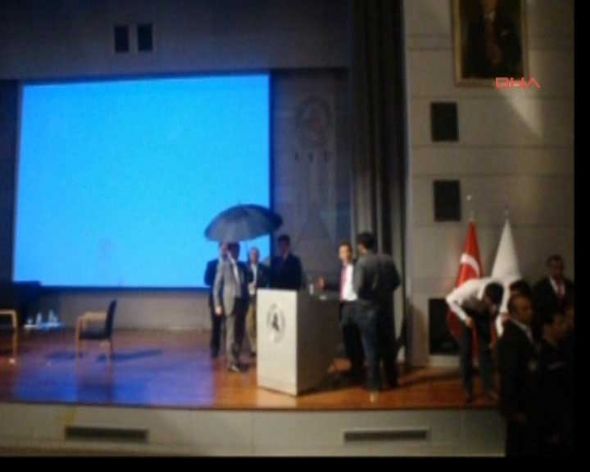 Tələbələr tanınmış iş adamını yumurtaya basdı – VİDEO-FOTO