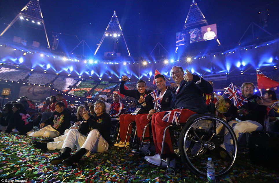 Paralimpiada-2012 başa çatdı: Londonda alov festivalı - FOTO