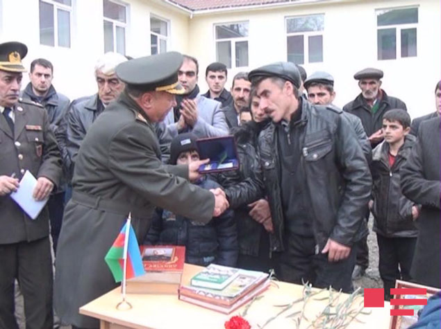 Şəhid əsgərin medalı ailəsinə təqdim olundu - FOTO