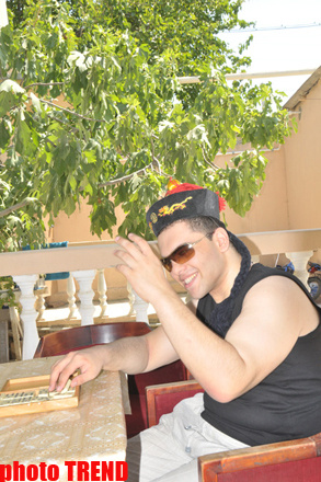 Samuray papağı, meyvəli bağ və ya müğənni Murad Sadıxın rəngarəng yay istirahəti - FOTOSESSİYA