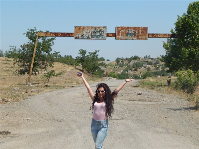 Erməni qız sərhədimizdə qucaq açdı - FOTO