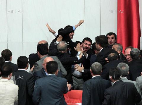 Türk millət vəkilləri yumruqlaşdılar, söyüşdülər - FOTO