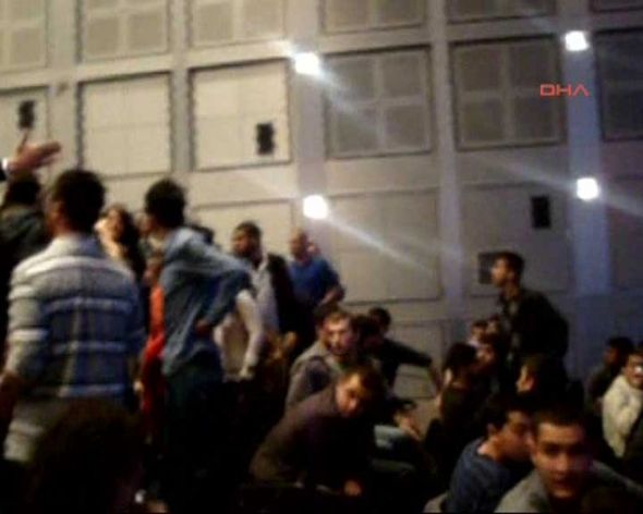 Tələbələr tanınmış iş adamını yumurtaya basdı – VİDEO-FOTO