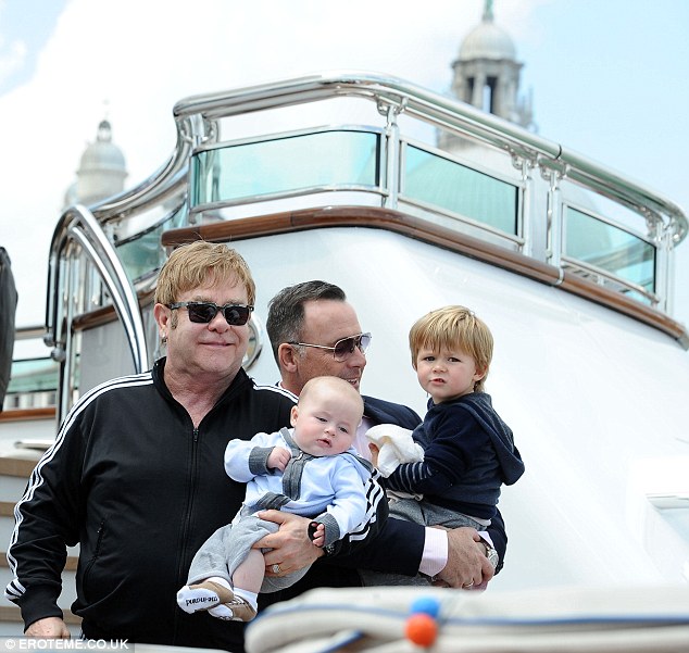 Elton Con əri və uşaqları ilə istirahətdə - FOTO