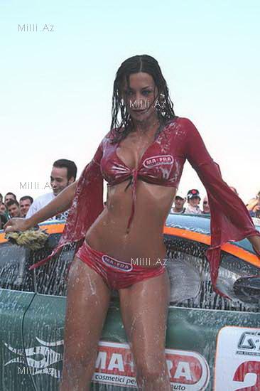 Soyunub maşın yuyan xanımlar - FOTO