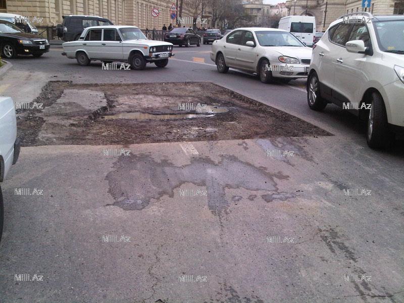 Bakının mərkəzində yol çökdü - FOTO