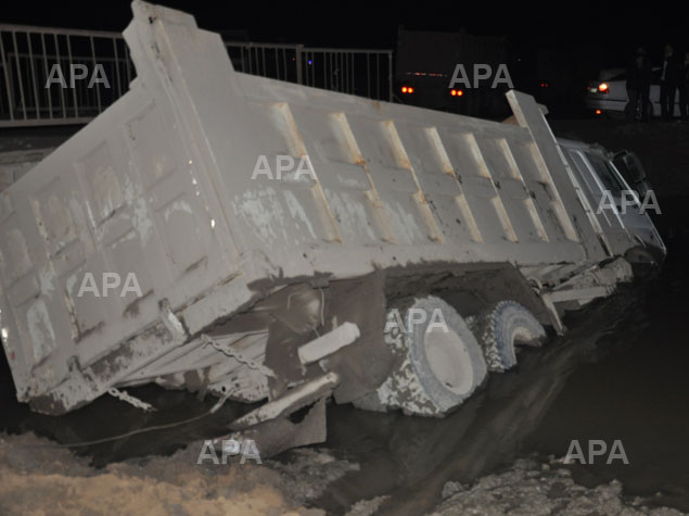 Azərbaycanda yük avtomobili kanala aşıb - FOTO