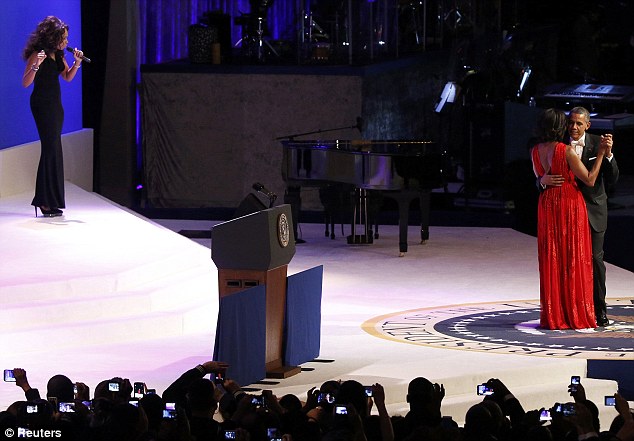 Barak Obama arvadını təriflədi: "Onun sayəsində əsl kişi oluram" - VİDEO - FOTO