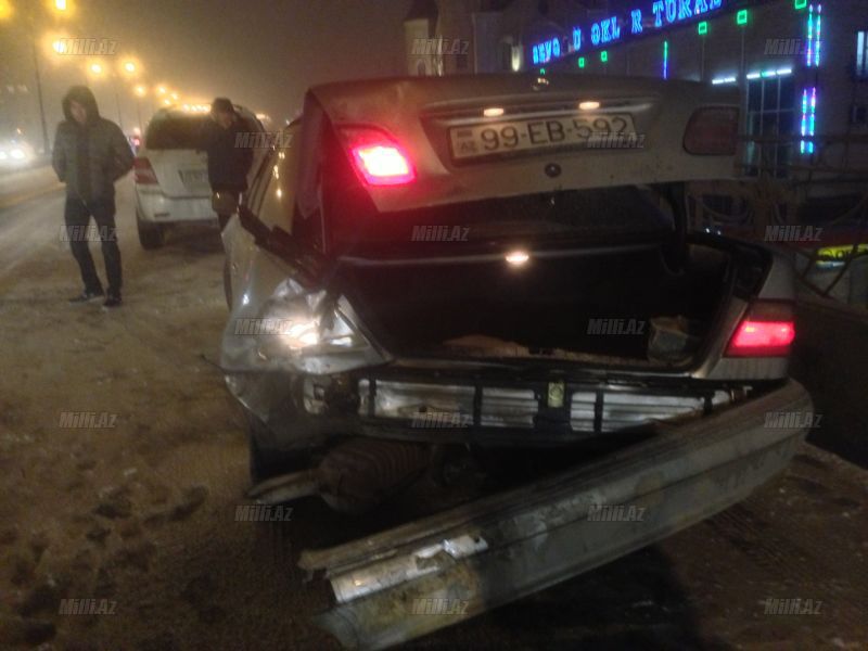 Bakıya qar qəza ilə gəldi: Mercedes tanınmaz hala düşdü - FOTO