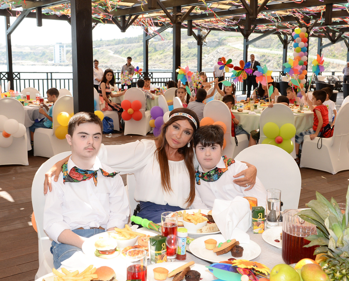 Azərbaycanın birinci xanımı Mehriban Əliyeva doğum gününü uşaqlarla birlikdə qeyd edib - YENİLƏNİB - FOTO