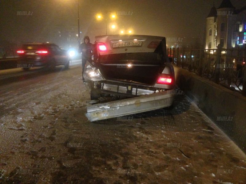 Bakıya qar qəza ilə gəldi: Mercedes tanınmaz hala düşdü - FOTO