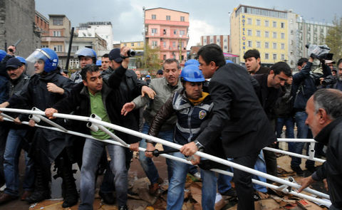 Polis millət vəkilini yerlə sürüdü – FOTO