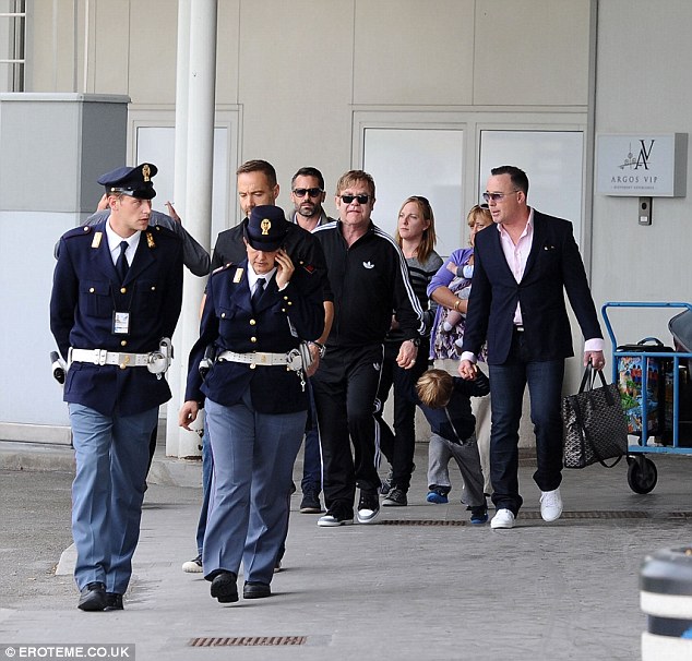 Elton Con əri və uşaqları ilə istirahətdə - FOTO