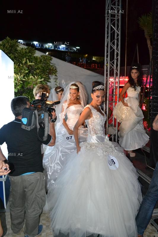 Aygün Kazımova ağlayan qızın başına 18 min manatlıq tac qoydu - FOTOSESSİYA