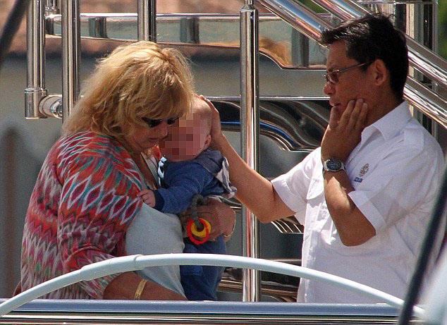 Elton Con əri və uşaqları ilə istirahətdə - FOTO