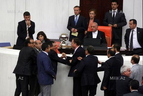 Türk millət vəkilləri yumruqlaşdılar, söyüşdülər - FOTO