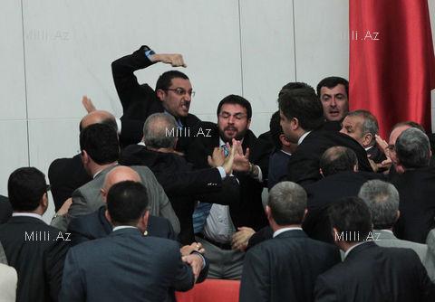 Türk millət vəkilləri yumruqlaşdılar, söyüşdülər - FOTO