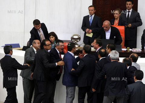 Türk millət vəkilləri yumruqlaşdılar, söyüşdülər - FOTO