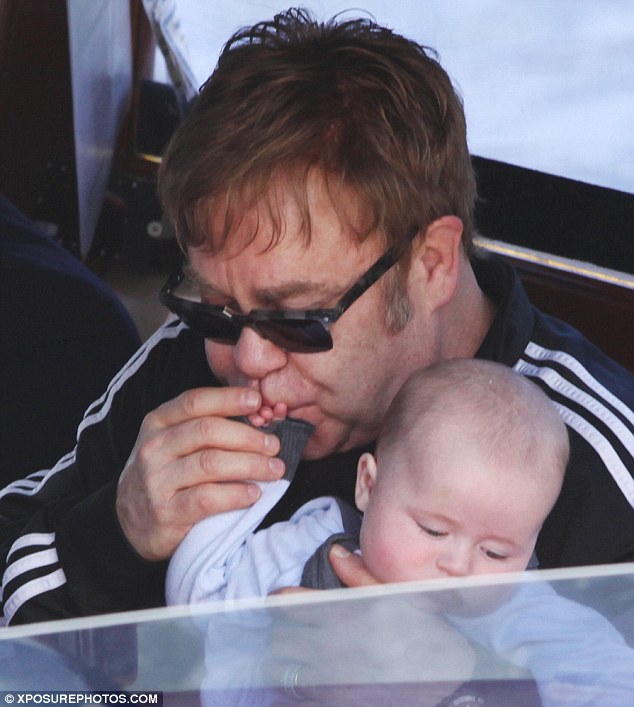 Elton Con əri və uşaqları ilə istirahətdə - FOTO