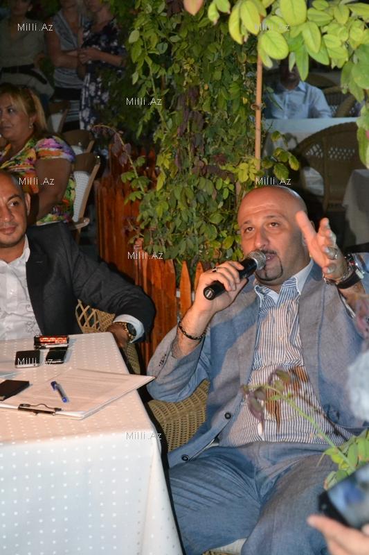 Aygün Kazımova ağlayan qızın başına 18 min manatlıq tac qoydu - FOTOSESSİYA