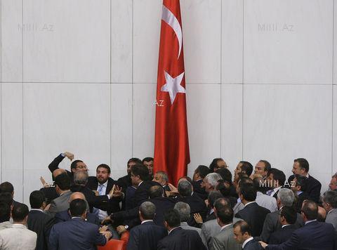 Türk millət vəkilləri yumruqlaşdılar, söyüşdülər - FOTO
