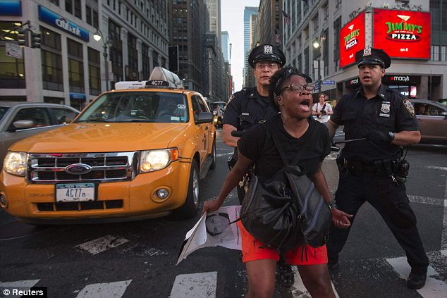 Amerika faciəsi: polis onu güllələdi, ölkəni lərzəyə gətirdi - FOTO