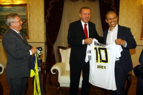 “Fənərbağça”nın braziliyalı futbolçusu Türkiyə vətəndaşı olmaq istəyir - FOTO