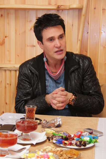 Azərbaycanlı müğənni: "Qadın məni elə erotik şəkildə masaj etdi ki, lap utandım" - FOTOSESSİYA