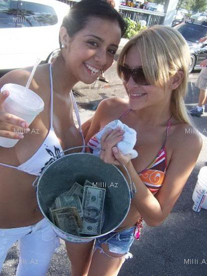 Soyunub maşın yuyan xanımlar - FOTO