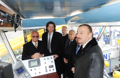 Prezident İlham Əliyev FHN tərəfindən gətirilən torpaqsoran qurğulara, yedək və təchizat gəmilərinə və tədqiqat katerinə baxış keçirib - FOTO