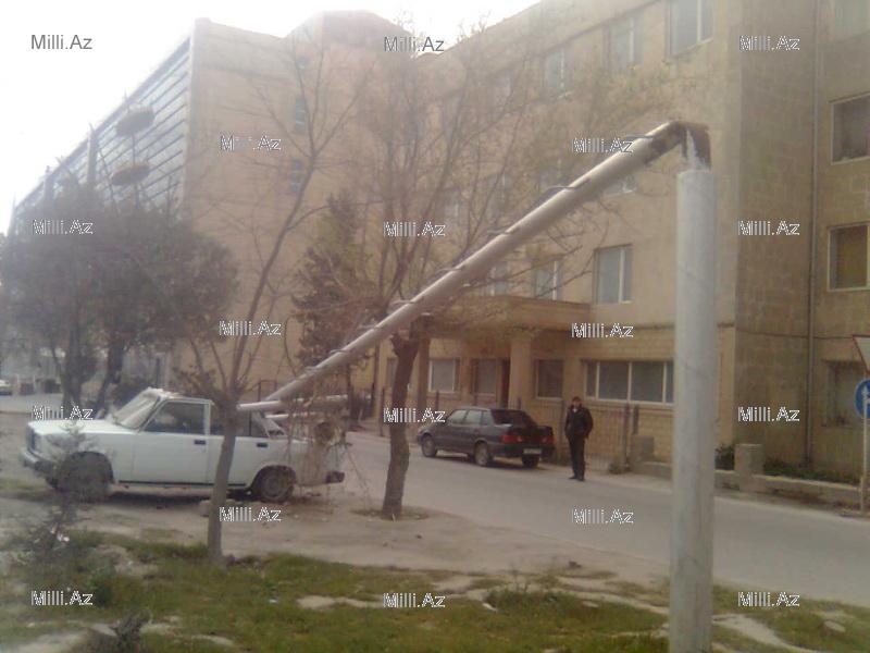 Bakıda işıq dirəyi avtomobilin üstünə düşdü - FOTO