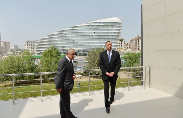 Prezident İlham Əliyev və xanımı Mehriban Əliyeva Bakı Fransız Liseyinin açılışında iştirak ediblər və Ağ Şəhər Bulvarında olublar - YENİLƏNİB - FOTO