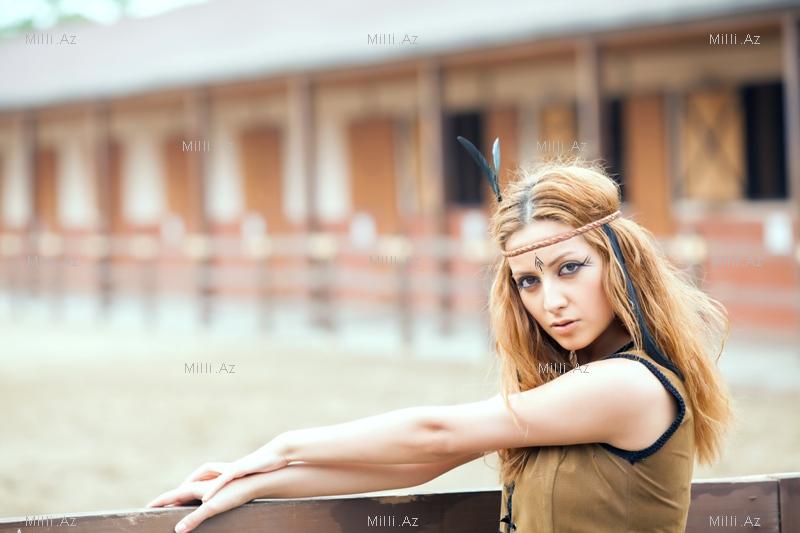 Azərbaycanlı müğənni "karandaşlar" içində və "hindu" kimi at belində - FOTOSESSİYA