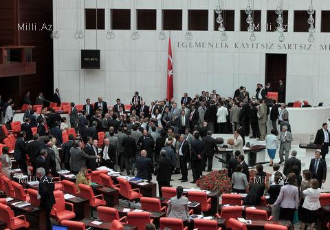 Türk millət vəkilləri yumruqlaşdılar, söyüşdülər - FOTO