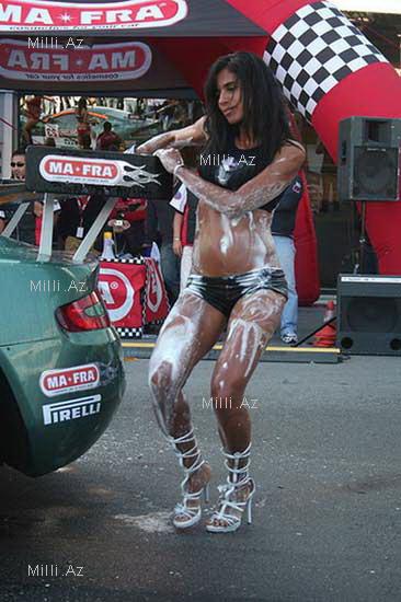 Soyunub maşın yuyan xanımlar - FOTO